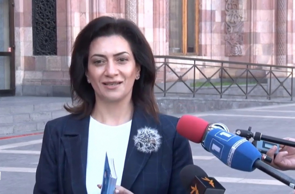 Հարգելի պարետ, ՀՀ վարչապետի տիկինը խախտելով արտակարգ դրության կանոնները՝ բաժանում է բուկլետներ (տեսանյութ)